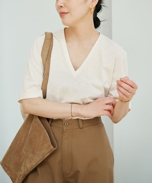plage(プラージュ)の「Slim V-Neck Tee(Tシャツ/カットソー・レディース・キャメル/アイボリー/オレンジ/チャコールグレー・FREE)」の2枚目の写真