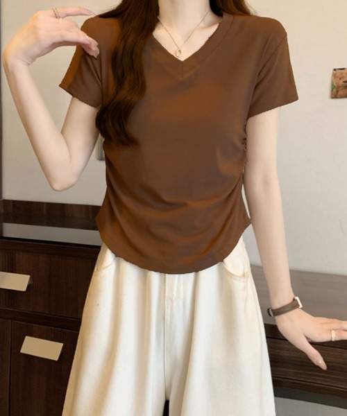 2ly2(トゥーリートゥー)の「Vネック ドレープデザイン 半袖Tシャツ / コンパクトカットソー(Tシャツ/カットソー・レディース・ブラック/ホワイト/ブラウン・FREE)」の3枚目の写真