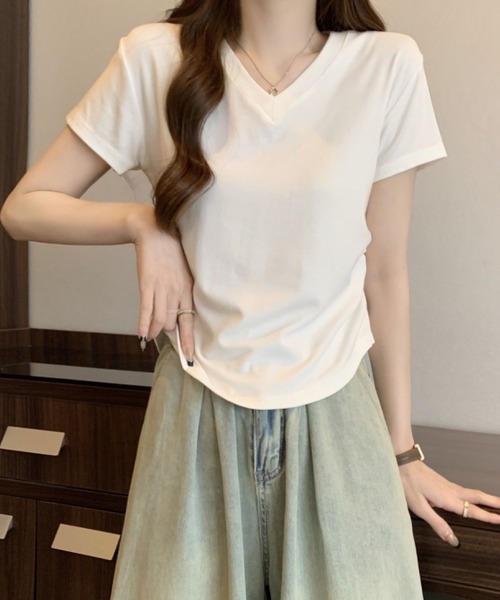 2ly2(トゥーリートゥー)の「Vネック ドレープデザイン 半袖Tシャツ / コンパクトカットソー(Tシャツ/カットソー・レディース・ブラック/ホワイト/ブラウン・FREE)」の2枚目の写真