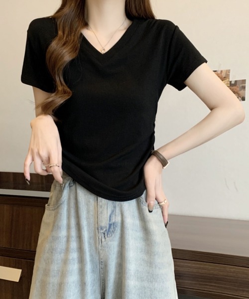 2ly2(トゥーリートゥー)の「Vネック ドレープデザイン 半袖Tシャツ / コンパクトカットソー(Tシャツ/カットソー・レディース・ブラック/ホワイト/ブラウン・FREE)」の1枚目の写真