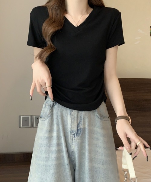 2ly2(トゥーリートゥー)の「Vネック ドレープデザイン 半袖Tシャツ / コンパクトカットソー(Tシャツ/カットソー・レディース・ブラック/ホワイト/ブラウン・FREE)」の4枚目の写真