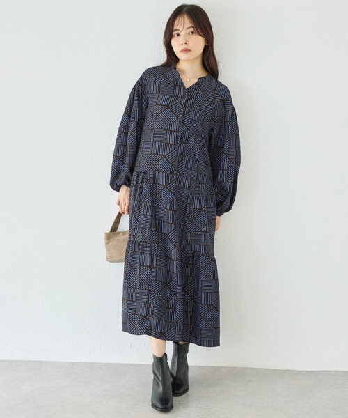 LAVEANGE(ラビアンジェ)の「幾何柄ギャザーワンピース|ロングワンピース/バンドカラー/体型カバー/大きいサイズ/洗える(ワンピース・レディース・ブラック/ブラウン・M/LL/3L/4L/5L)」の1枚目の写真
