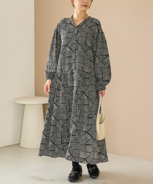 LAVEANGE(ラビアンジェ)の「幾何柄ギャザーワンピース|ロングワンピース/バンドカラー/体型カバー/大きいサイズ/洗える(ワンピース・レディース・ブラック/ブラウン・M/LL/3L/4L/5L)」の4枚目の写真