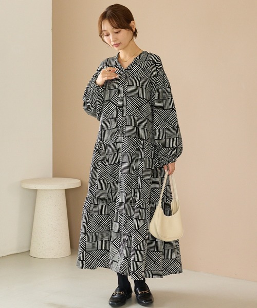 LAVEANGE(ラビアンジェ)の「幾何柄ギャザーワンピース|ロングワンピース/バンドカラー/体型カバー/大きいサイズ/洗える(ワンピース・レディース・ブラック/ブラウン・M/LL/3L/4L/5L)」の5枚目の写真