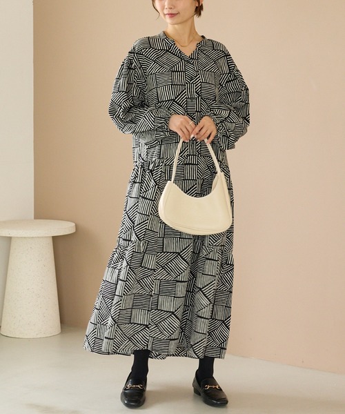 LAVEANGE(ラビアンジェ)の「幾何柄ギャザーワンピース|ロングワンピース/バンドカラー/体型カバー/大きいサイズ/洗える(ワンピース・レディース・ブラック/ブラウン・M/LL/3L/4L/5L)」の6枚目の写真