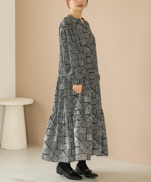 LAVEANGE(ラビアンジェ)の「幾何柄ギャザーワンピース|ロングワンピース/バンドカラー/体型カバー/大きいサイズ/洗える(ワンピース・レディース・ブラック/ブラウン・M/LL/3L/4L/5L)」の8枚目の写真