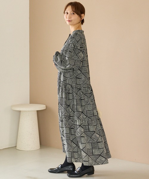 LAVEANGE(ラビアンジェ)の「幾何柄ギャザーワンピース|ロングワンピース/バンドカラー/体型カバー/大きいサイズ/洗える(ワンピース・レディース・ブラック/ブラウン・M/LL/3L/4L/5L)」の9枚目の写真