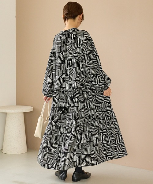 LAVEANGE(ラビアンジェ)の「幾何柄ギャザーワンピース|ロングワンピース/バンドカラー/体型カバー/大きいサイズ/洗える(ワンピース・レディース・ブラック/ブラウン・M/LL/3L/4L/5L)」の14枚目の写真