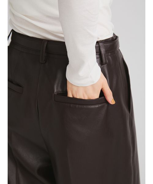 MIESROHE(ミースロエ)の「ベルトセットシンセティックレザーバミューダパンツ(その他パンツ・レディース・ブラック/ダークブラウン・0/1)」の13枚目の写真