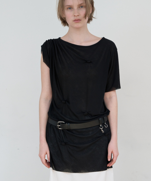 Majournee(マジョネ)の「BUTTON DETAIL T-SHIRT_BLACK(Tシャツ/カットソー・レディース・ブラック・ONE SIZE)」の1枚目の写真