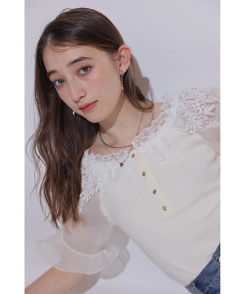 Rirandture(リランドチュール)の「エンブロイダリーパフスリーブニット(ニット/セーター・レディース・オフホワイト/ブラック・2)」の1枚目の写真