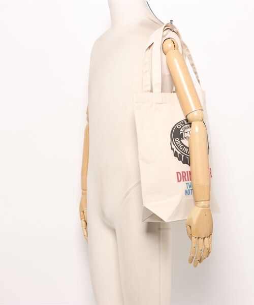 Ol' Basics(オールベーシックス)の「Ol' Basics(オール・ベーシックス) トートバッグ キャンバス ボトルキャップイラスト ロゴ プリント 鞄 BAG アメカジ メンズ レディース ユニセックス Mサイズ(トートバッグ・レディース・ナチュラル・FREE)」の6枚目の写真