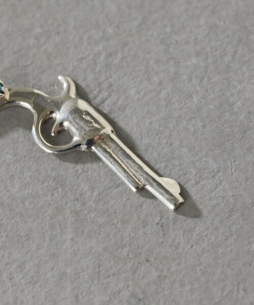 ear PAPILLONNER(イアパピヨネ)の「《スターリングシルバー使用》ハンドガンピアス(ピアス(両耳用)・レディース・シルバー系その他4・FREE)」の3枚目の写真