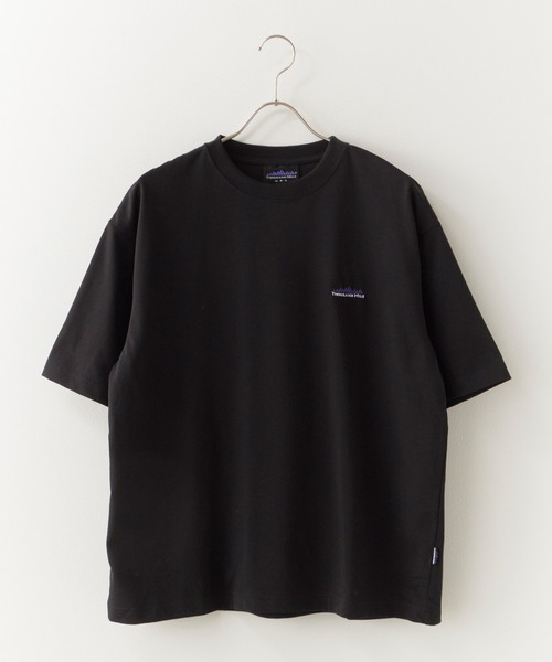 THOUSAND MILE(サウザンドマイル)の「THOUSAND MILE/サウザンドマイル SHORT SLEEVE PRINT T-SHIRT HISTORY メッセージロゴ クルーネック ワイドTシャツ 2026年 夏 夏服(Tシャツ/カットソー・メンズ・ブラック・M)」の1枚目の写真