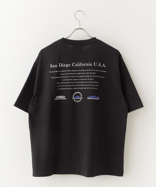 THOUSAND MILE(サウザンドマイル)の「THOUSAND MILE/サウザンドマイル SHORT SLEEVE PRINT T-SHIRT HISTORY メッセージロゴ クルーネック ワイドTシャツ 2026年 夏 夏服(Tシャツ/カットソー・メンズ・ブラック・M)」の2枚目の写真