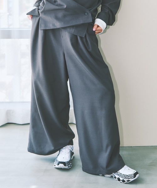 COLORME(カラーミー)の「【野崎智子 着用】タック入りワイドパンツ(その他パンツ・レディース・チャコール/ネイビー・M/S)」の2枚目の写真