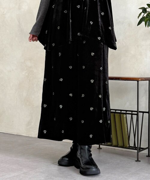 CPCM(シーピーシーエム)の「【セットアップ着用可】小花刺繍ベロアナロースカート(スカート・レディース・ブラウン/ベージュ/ブラック・FREE)」の4枚目の写真