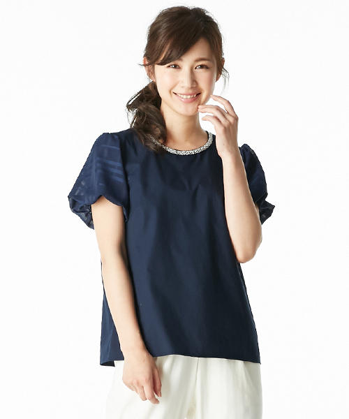 IEDIT（イディット）の「ララ・ステラ　一枚で華やぐシアーパフスリーブのビジュー付きフェミニンブラウス　（シャツ/ブラウス・レディース・ホワイト/ネイビー・MEDIUM/LARGE/SMALL/X-LARGE/XX-LARGE）」の2枚目の写真