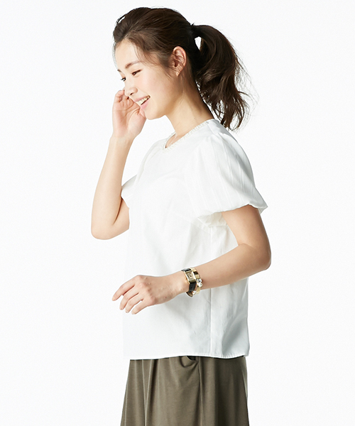 IEDIT（イディット）の「ララ・ステラ　一枚で華やぐシアーパフスリーブのビジュー付きフェミニンブラウス　（シャツ/ブラウス・レディース・ホワイト/ネイビー・MEDIUM/LARGE/SMALL/X-LARGE/XX-LARGE）」の4枚目の写真