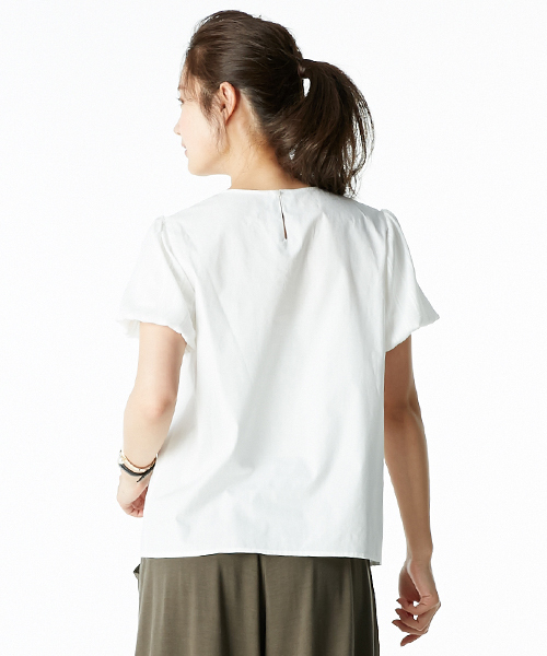 IEDIT（イディット）の「ララ・ステラ　一枚で華やぐシアーパフスリーブのビジュー付きフェミニンブラウス　（シャツ/ブラウス・レディース・ホワイト/ネイビー・MEDIUM/LARGE/SMALL/X-LARGE/XX-LARGE）」の5枚目の写真