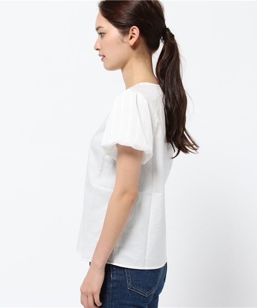 IEDIT（イディット）の「ララ・ステラ　一枚で華やぐシアーパフスリーブのビジュー付きフェミニンブラウス　（シャツ/ブラウス・レディース・ホワイト/ネイビー・MEDIUM/LARGE/SMALL/X-LARGE/XX-LARGE）」の13枚目の写真