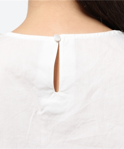 IEDIT（イディット）の「ララ・ステラ　一枚で華やぐシアーパフスリーブのビジュー付きフェミニンブラウス　（シャツ/ブラウス・レディース・ホワイト/ネイビー・MEDIUM/LARGE/SMALL/X-LARGE/XX-LARGE）」の16枚目の写真