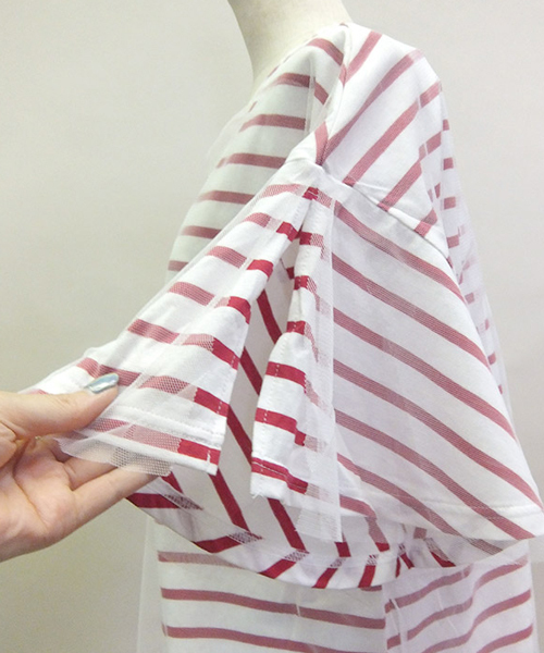 BLUEEAST（ブルーイースト）の「スリット入りフレアーボリューム袖チュール重ねボーダーカットソー（Tシャツ/カットソー・レディース・レッド/ネイビー/オフホワイト・MEDIUM）」の15枚目の写真