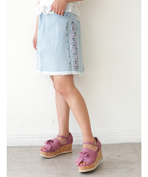 one after another NICE CLAUP(ワンアフターアナザーナイスクラップ)の「サイド刺繍スカート(デニムスカート・レディース・サックスブルー/ブルー・FREE)」の2枚目の写真