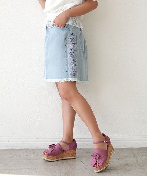 one after another NICE CLAUP(ワンアフターアナザーナイスクラップ)の「サイド刺繍スカート(デニムスカート・レディース・サックスブルー/ブルー・FREE)」の17枚目の写真