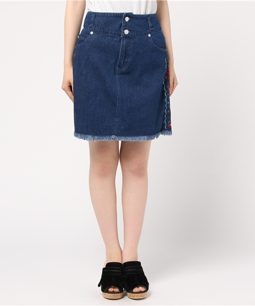 one after another NICE CLAUP(ワンアフターアナザーナイスクラップ)の「サイド刺繍スカート(デニムスカート・レディース・サックスブルー/ブルー・FREE)」の3枚目の写真