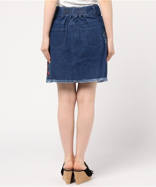 one after another NICE CLAUP(ワンアフターアナザーナイスクラップ)の「サイド刺繍スカート(デニムスカート・レディース・サックスブルー/ブルー・FREE)」の5枚目の写真