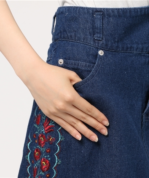 one after another NICE CLAUP(ワンアフターアナザーナイスクラップ)の「サイド刺繍スカート(デニムスカート・レディース・サックスブルー/ブルー・FREE)」の8枚目の写真