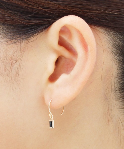 COCOSHNIK(ココシュニック)の「カラーストーン(オニキス)バゲットカット フックピアス(ピアス(両耳用)・レディース・イエローゴールド・00)」の5枚目の写真