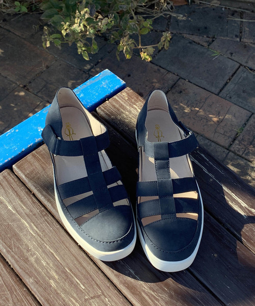 あしながおじさん(アシナガオジサン)の「〈あしながおじさん〉 グルカサンダル(サンダル・レディース・ネイビー/ライトブラウン/ホワイト/レッド・23.5cm/24.0cm/22.5cm/24.5cm/23.0cm)」の3枚目の写真