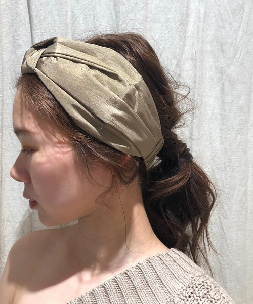 TODAYFUL（トゥデイフル）の「ノットヘアーターバン（ヘアバンド・レディース・ベージュ/キャメル・FREE）」の2枚目の写真