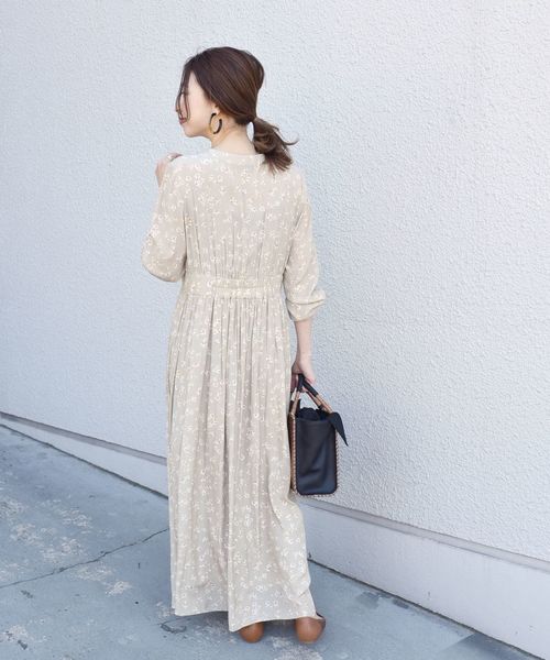 SHIPS（シップス）の「フラワープリントVネックワンピース◇（ワンピース・レディース・ベージュ/ネイビー・38/36）」の17枚目の写真