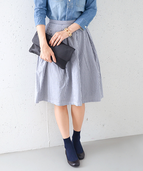 URBAN RESEARCH DOORS WOMENS（アーバンリサーチ ドアーズ ウィメンズ）の「DOORS ストライプタックスカート（スカート・レディース・ネイビー/ブルー・ONE）」の2枚目の写真