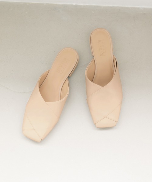 LOWRYS FARM（ローリーズファーム）の「オーバーラップミュール　866326（サンダル・レディース・アイボリー/ブラック/ブラウン・MEDIUM/LARGE）」の2枚目の写真