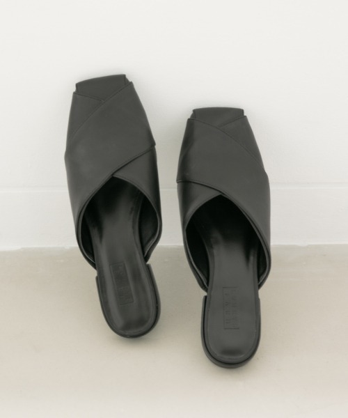 LOWRYS FARM（ローリーズファーム）の「オーバーラップミュール　866326（サンダル・レディース・アイボリー/ブラック/ブラウン・MEDIUM/LARGE）」の4枚目の写真