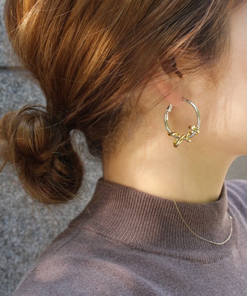 amplis（アンプリス）の「ツイストフープピアス/uneune（ピアス（両耳用）・レディース・シルバー/ゴールド・FREE）」の6枚目の写真