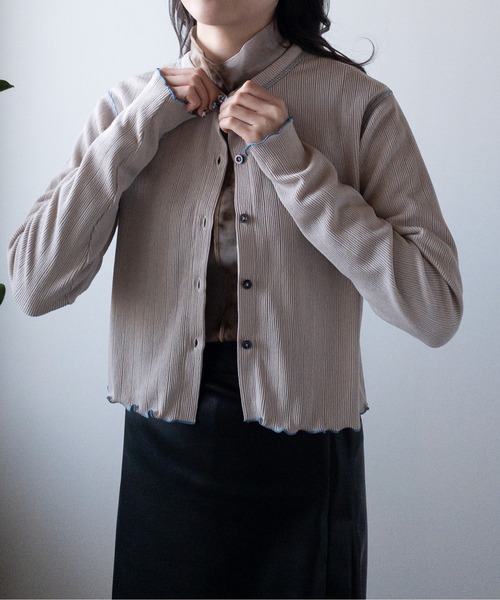 PUBLUX（パブリュクス）の「【PUBLUX/パブリュクス】リップル配色ステッチメローショートカーディガン（カーディガン/ボレロ・レディース・ラベンダー/ベージュ/スミクロ・ﾌﾘ-）」の3枚目の写真