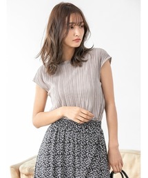 細プリーツグロッシーフレンチスリーブブラウス