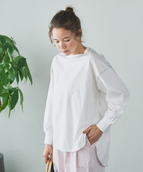 PUAL CE CIN(ピュアルセシン)の「配色ステッチシルケットプルオーバー(Tシャツ/カットソー・レディース・ホワイト/グレイッシュベージュ/ブラック・FREE)」の2枚目の写真