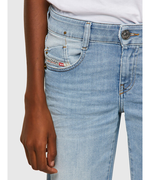 DIESEL（ディーゼル）の「DIESEL FW21 サステナブル デニム レディース フレア ライトブルー カットオフデニム（デニムパンツ・レディース・インディゴブルー・29inch/25inch/27inch/23inch/31inch）」の2枚目の写真