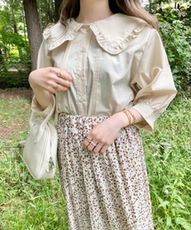 たそがれるビッグカラーのピンタックブラウス