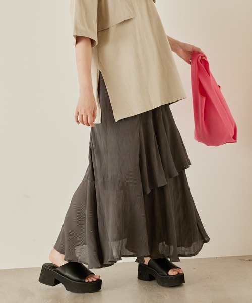 mikke（ミッケ）の「プリーツアシンメトリー切り替えティアードマーメイドスカート（スカート・レディース・チャコールグレー/パープル/イエロー/アイボリー・FREE）」の3枚目の写真
