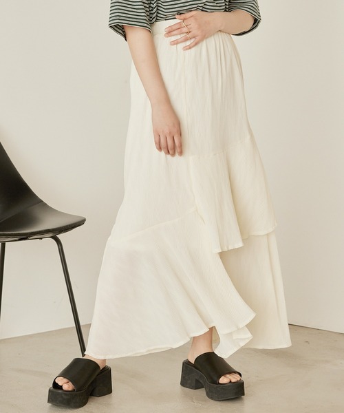 mikke（ミッケ）の「プリーツアシンメトリー切り替えティアードマーメイドスカート（スカート・レディース・チャコールグレー/パープル/イエロー/アイボリー・FREE）」の2枚目の写真