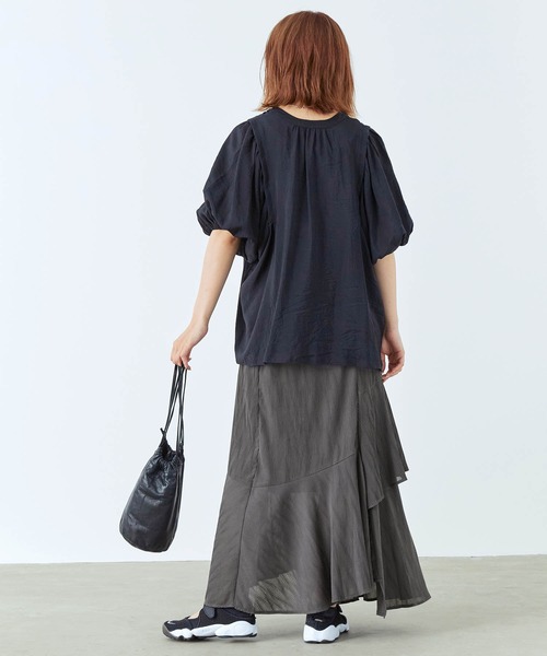 mikke（ミッケ）の「プリーツアシンメトリー切り替えティアードマーメイドスカート（スカート・レディース・チャコールグレー/パープル/イエロー/アイボリー・FREE）」の5枚目の写真