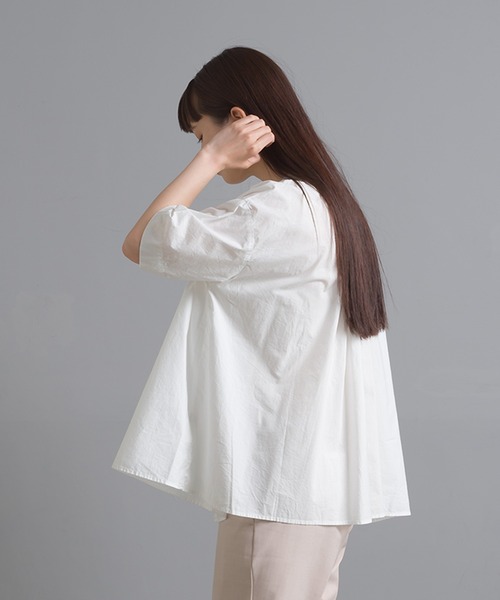 OMNES（オムネス）の「リーニエントタイプライター バッグギャザーブラウス（シャツ/ブラウス・レディース・ブラック/ベージュ/オフホワイト/ライム・FREE）」の6枚目の写真