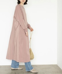 バックプリーツロングワンピース（クルーネック）